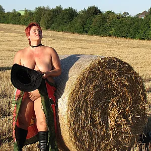 Anna nackt am Strohballen... Galeriebild