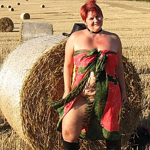Anna nackt am Strohballen... Galeriebild