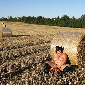 Anna nackt am Strohballen... Galeriebild
