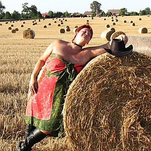Anna nackt am Strohballen... Galeriebild