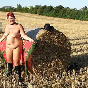 Anna nackt am Strohballen... Galeriebild