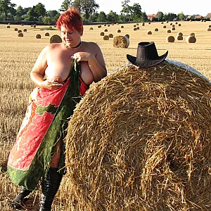 Anna nackt am Strohballen... Galeriebild