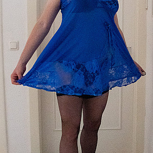 Crossdressing in Blau Galeriebild