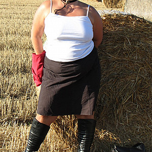 Posing in the cornfield ... gallery image