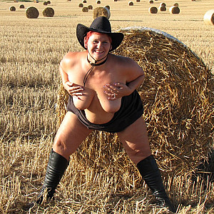 Posing in the cornfield ... gallery image