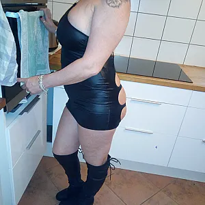 p.girl in kittchen gallery image