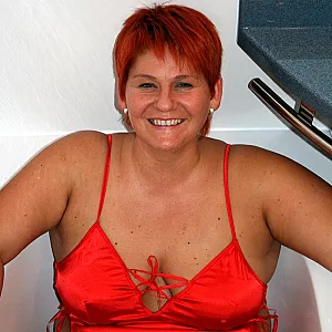 Posing in Rot Teil 4... Galeriebild