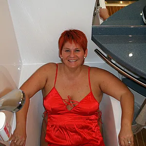 Posing in Rot Teil 4... Galeriebild