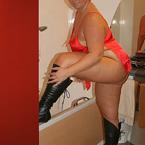 Posing in Rot Teil 4... Galeriebild