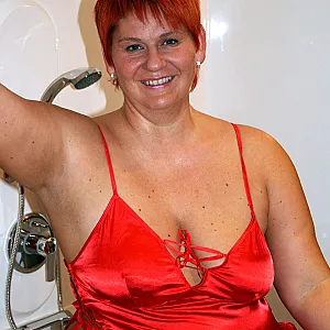 Posing in Rot Teil 4... Galeriebild