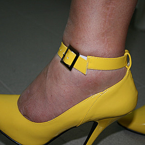 Anna in yellow heels ... gallery image