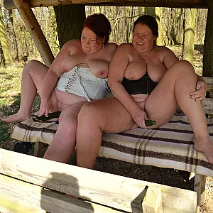 2 Lesben ficken sich mit Gurke 2 Galeriebild