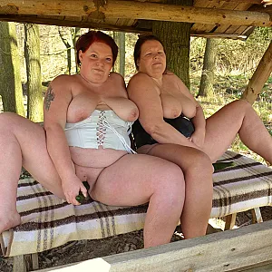 2 Lesben ficken sich mit Gurke 2 Galeriebild