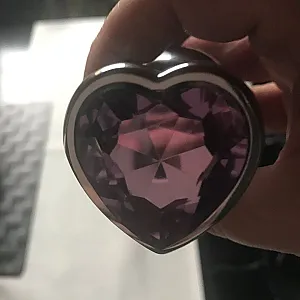 Die kleine Nutte liebt ihre Plugs Galeriebild