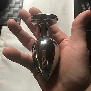 Die kleine Nutte liebt ihre Plugs Galeriebild