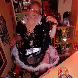 Anni das fleißige Dienstmädchen auf der Einweihungsparty Galeriebild