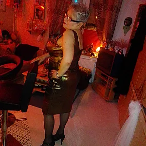 Anni das fleißige Dienstmädchen auf der Einweihungsparty Galeriebild