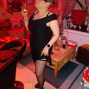 Anni das fleißige Dienstmädchen auf der Einweihungsparty Galeriebild