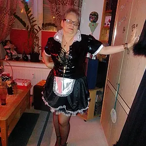 Anni das fleißige Dienstmädchen auf der Einweihungsparty Galeriebild