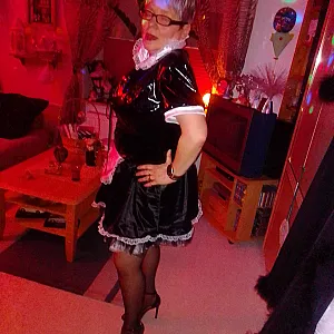 Anni das fleißige Dienstmädchen auf der Einweihungsparty Galeriebild