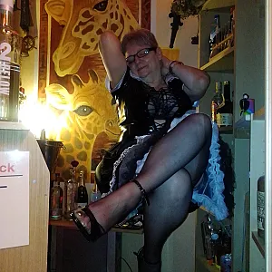 Anni das fleißige Dienstmädchen auf der Einweihungsparty Galeriebild