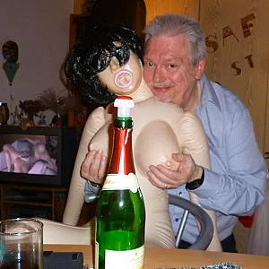 Anni das fleißige Dienstmädchen auf der Einweihungsparty Galeriebild