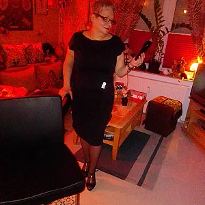 Anni das fleißige Dienstmädchen auf der Einweihungsparty Galeriebild