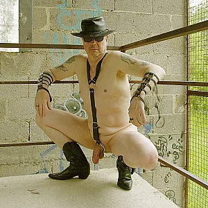 Lederharness in Lost Place Galeriebild
