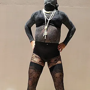 Abschnitt dwt in schwarzer Spitze Strumpfhose  und schwarze Oma Höschen und BH Galeriebild
