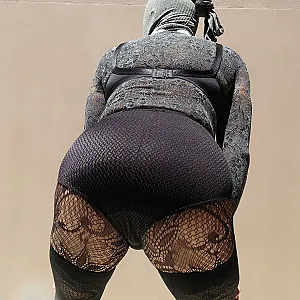 Abschnitt dwt in schwarzer Spitze Strumpfhose  und schwarze Oma Höschen und BH Galeriebild