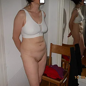 Show her tits gallery image