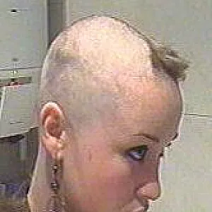 Kinky hairdresser chick - I shave my head. Galeriebild