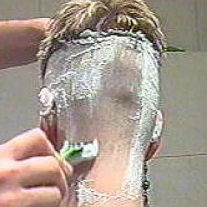 Kinky hairdresser chick - I shave my head. Galeriebild