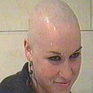 Kinky hairdresser chick - I shave my head. Galeriebild