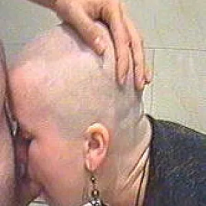 Kinky hairdresser chick - I shave my head. Galeriebild