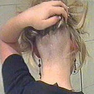Kinky hairdresser chick - I shave my head. Galeriebild