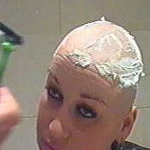 Kinky hairdresser chick - I shave my head. Galeriebild