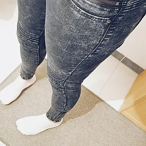 Biker Jeans mit Söckchen Galeriebild