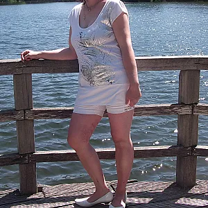 ich in Kleidung im Park Galeriebild