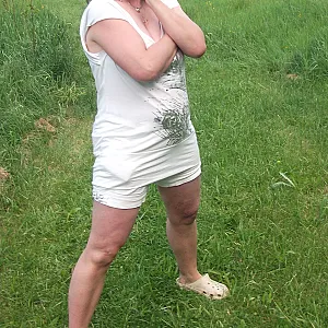 ich in Kleidung im Park Galeriebild