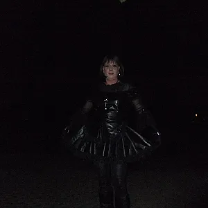 Im Lederkleidchen nachts allein unterwegs!!! Galeriebild