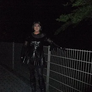 Im Lederkleidchen nachts allein unterwegs!!! Galeriebild