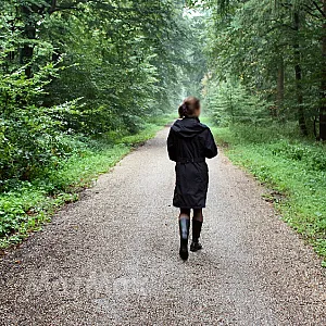 Rebekka nackt beim Wandern - nur mit Mantel bekleidet Galeriebild