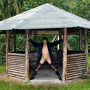 Rebekka nackt beim Wandern - nur mit Mantel bekleidet Galeriebild