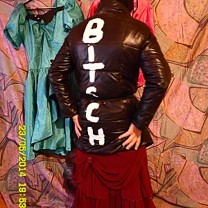Im rotem Abendkleid Galeriebild