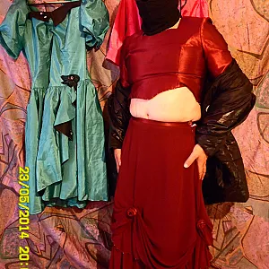 Im rotem Abendkleid Galeriebild