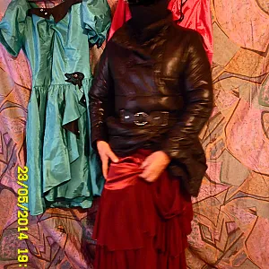Im rotem Abendkleid Galeriebild