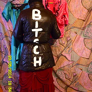 Im rotem Abendkleid Galeriebild