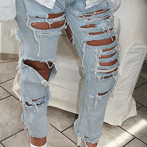 tina in zerfetzten jeans Galeriebild
