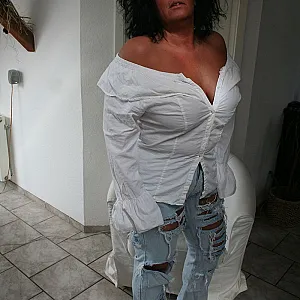 tina in zerfetzten jeans Galeriebild